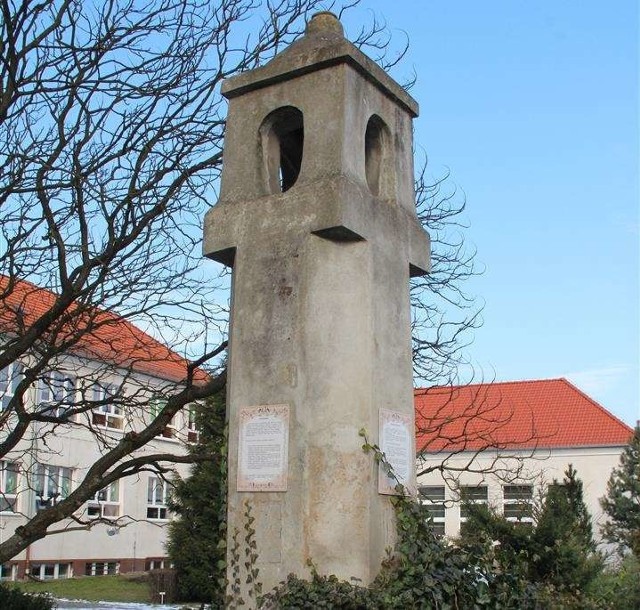 Kapliczka w kształcie słupa, która stoi na terenie szkoły podstawowej w Otmicach.