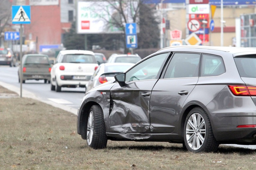 Zderzenie trzech aut na Dmowskiego. Są ranni [ZDJĘCIA]