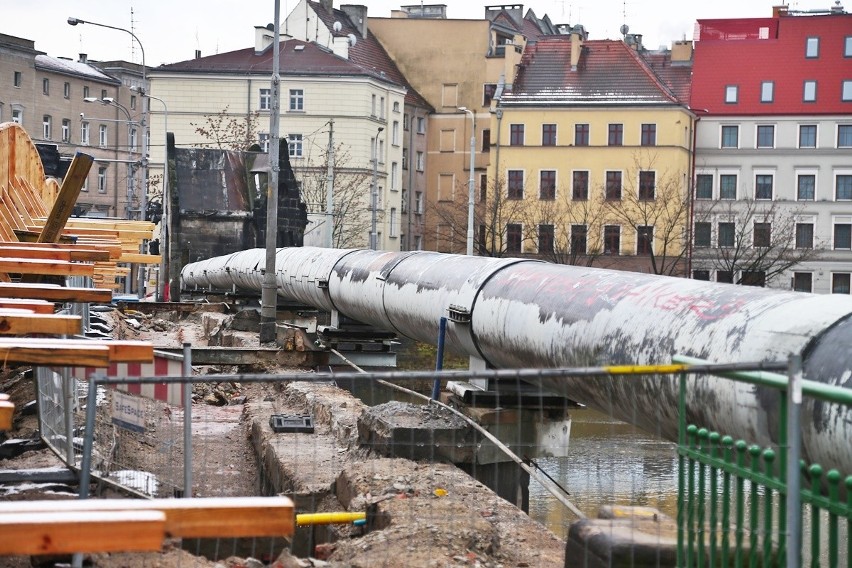 Właśnie rozpoczęła się faza remontu w której rura...