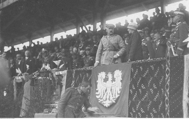 Józef Piłsudski podczas uroczystości na stadionie w Kielcach, 1926 rok