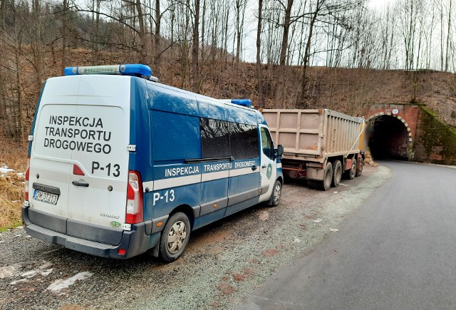 W miejscowości Grzmiąca w powiecie wałbrzyskim, w środę (16 lutego), wspólny patrol kłodzkich inspektorów Inspekcji Transportu Drogowego oraz funkcjonariuszy wałbrzyskiej Policji dokonał zatrzymania samochodu ciężarowego przewożącego kruszywo. Kontrola była reakcją służb na skargi mieszkańców zaniepokojonych przejazdem ciężarówek lokalnymi drogami.