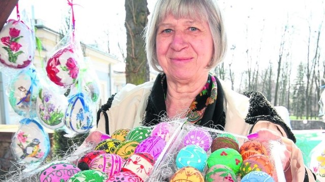 Danuta Michalczyk z Janowic wkłada w każde jajko całe swoje serce, zdobienie jednego cieniutką bibułką zajmuje jej kilka godzin, ale co roku stara się, żeby były jak najpiękniejsze.