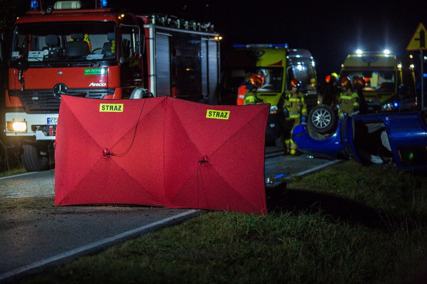 Tragedia na drodze z Zagórzan do Kwiatonowic. W nocnym wypadku samochodowym w powiecie gorlickim zginęły dwie młode osoby 