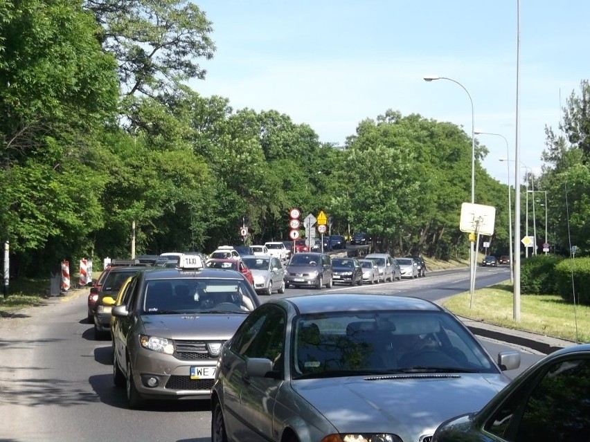 Wypadek na Strzegomskiej. Tworzą się duże korki (ZDJĘCIA)