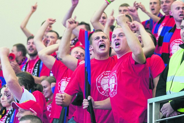 Czerwone koszulki to znak charakterystyczny słupskich fanów - rozpoznawalny we wszystkich halach Tauron Basket Ligi.