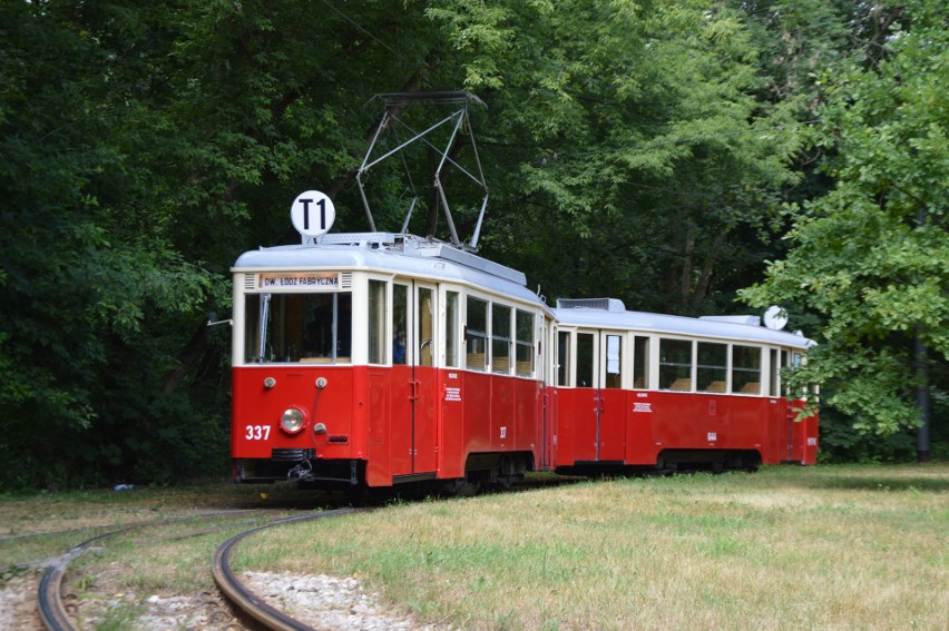 Takie tramwaje pojawiły się w Łodzi w 1957 roku i były...