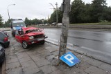 Wypadek opla na ul. Paderewskiego. Kierowca i pasażer w szpitalu [zdjęcia]