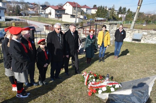 Delegacje z Sędziszowa i Chmielnika uczciły pamięć zamordowanych 79 lat temu kolejarzy z Sędziszowa.