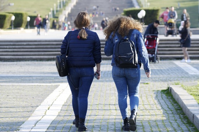 To, że studenci mogą wrócić na uczelnie, ogłosił 13 maja premier Mateusz Morawiecki. Na początek dyplomanci, zwłaszcza na kierunkach artystycznych. Uczelnie mogą także wznawiać zajęcia, których nie da się prowadzić zdalnie, np. laboratoryjne.