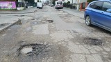 Dziurawy asfalt na ulicy Huculskiej na Bartodziejach. Mieszkańcy czekają na naprawę - zdjęcia