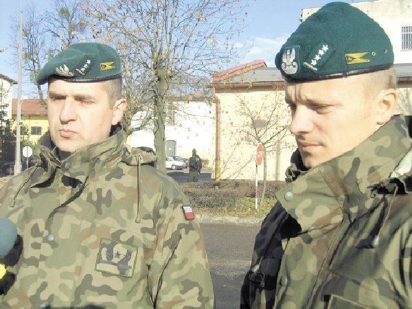 Por. Piotr Wachna (z lewej) i kpt. Jarosław Żochowski nie po  raz pierwszy uczestniczyć będą w misji zagranicznej