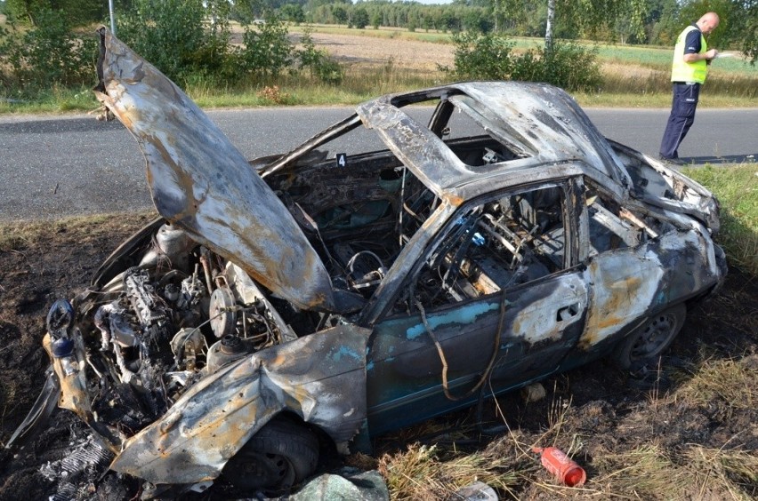 Poważny wypadek w Julkowie w powiecie lipnowskim. Auto stanęło w płomieniach [zdjęcia]