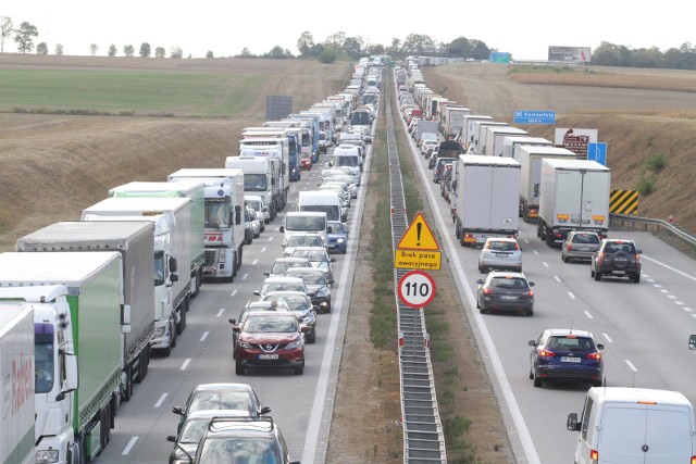 Korki na A4 po wypadkach pomiędzy Kątami Wrocławskimi i Kostomłotami