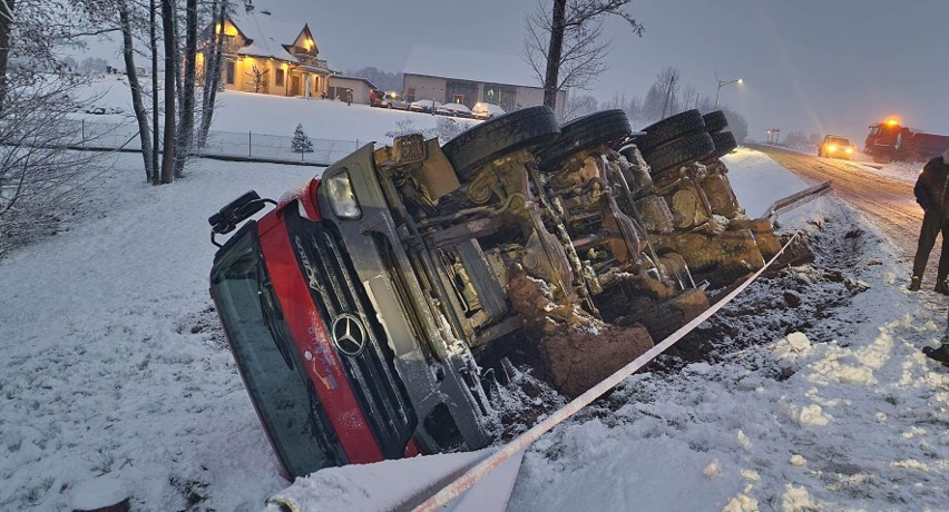 W Popowie (gmina Będzino) ciężarówka wypadła z drogi i...