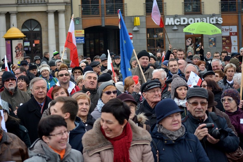 Komitet Obrony Demokracji manifestował w Lublinie. "Beata opublikuj!" [ZDJĘCIA, WIDEO]