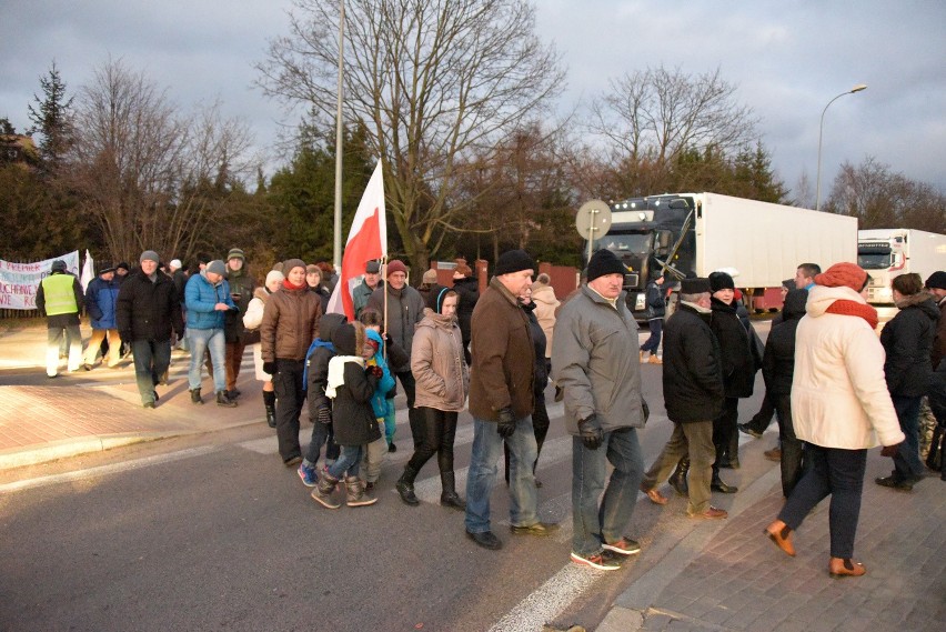 Protesty na rondzie w Grabówce utrudniały ruch pojazdów w...