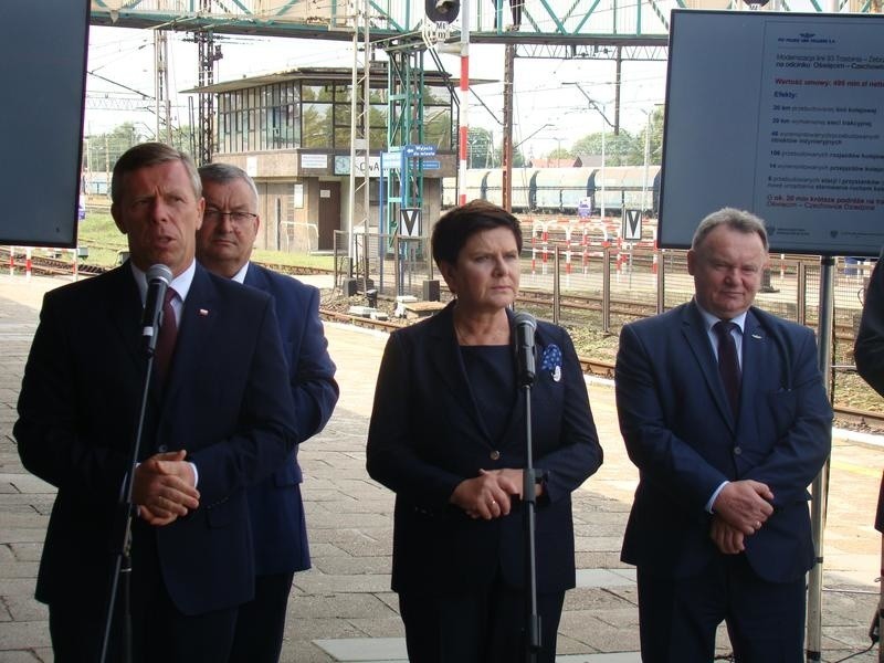 Oświęcim. Pociągi do Krakowa i Czechowic mają jeździć dwa razy szybciej po wielkiej modernizacji w 2021 r. Podpisano kolejną umowę [ZDJĘCIA]