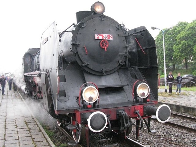 Piękna Helena została wyprodukowana w 1937 roku w Sosnowcu. Swoją ostatnią planową jazdę wykonała w 1965 roku. To najszybsza lokomotywa PKP. Jej prędkość wynosi 130 km/h. Nazwę wzięła od imienia żony maszynisty, który nią jeździł.