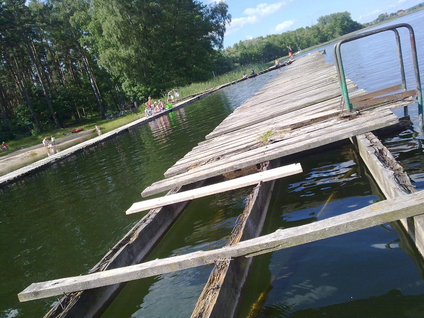 Jezioro Wełtyńskie. Niebezpieczny pomost odstrasza urlopowiczów 