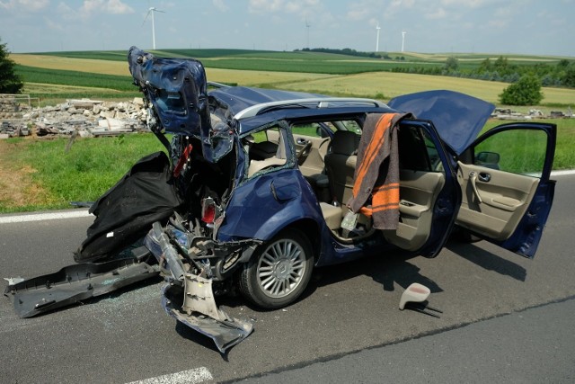 Do wypadku doszło w czwartek przed godz. 11, na drodze krajowej nr 77 w Duńkowiczkach koło Przemyśla.- Ze wstępnych ustaleń policjantów wynika, że kierujący ciężarowym mercedesem, 44-letni mieszkaniec pow. przemyskiego nie zauważył i nie zdążył wyhamować przed osobowym renault megane, którego kierujący najprawdopodobniej chciał wykonać manewr skrętu w lewo - mówi sierż. szt. Marta Fac z KMP w Przemyślu.Strażacy użyli specjalistycznego sprzętu, aby rozciąć karoserię, a następnie wydostać kierowcę osobówki, 52-latka z pow. przemyskiego. Mężczyzna z urazem kręgosłupa i głowy został przetransportowany do szpitala. Świadkiem zdarzenia był dyrektor Wojewódzkiej Stacji Pogotowia Ratunkowego w Przemyślu Rafał Kijanka, udzielił pomocy poszkodowanemu i wezwał służby.Obaj kierujący byli trzeźwi. Na miejscu pracuje grupa dochodzeniowo-śledcza, która przeprowadza oględziny miejsca zdarzenia. Okoliczności zdarzenia zostaną wyjaśnione w toku prowadzonego postępowania.Ruch w miejscu wypadku odbywa się wahadłowo.Aktualizacja, godz. 15.00Ruch odbywa się normalnie.