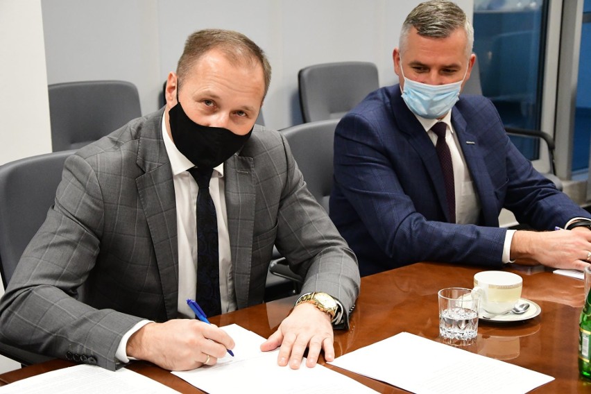 Władze Mazowsza podpisały z burmistrzem Szydłowca akt...