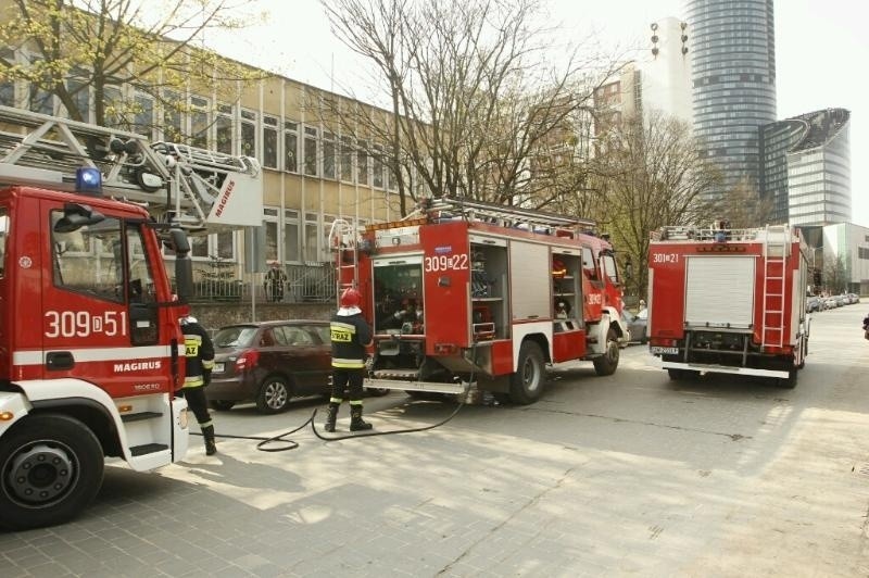 Wrocław: Pożar w szkole przy ul. Trwałej (ZDJĘCIA)