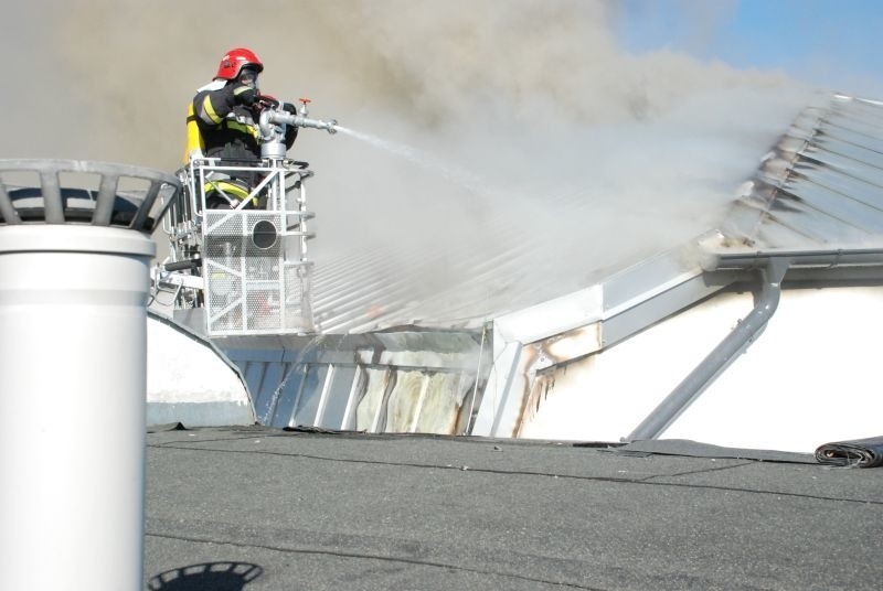Pożar - zdjęcia z dachu palącego się budynku