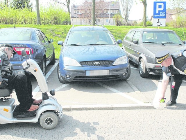 Przepisy doprecyzowały też liczbę miejsc parkingowych dla osób niepełnosprawnych na parkingach przy drogach publicznych, np. jeśli parking liczy  16-40 miejsc, koperty mają być dwie