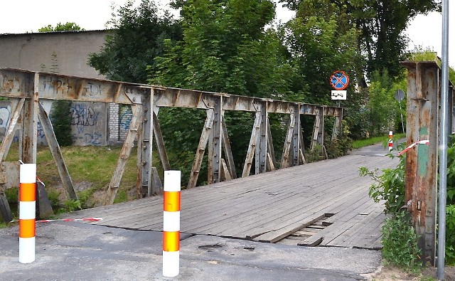 Drewniana nawierzchnia rozlatuje się. Deski od wewnątrz gniją...