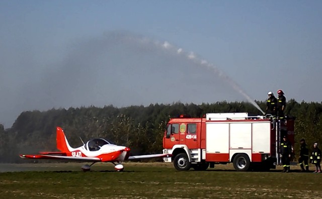 Samolot SportStar RTC SP AZI oficjalnie przyjęty na lądowisku w Laszkach. Salut wodny w wykonaniu strażaków miejscowej OSP.