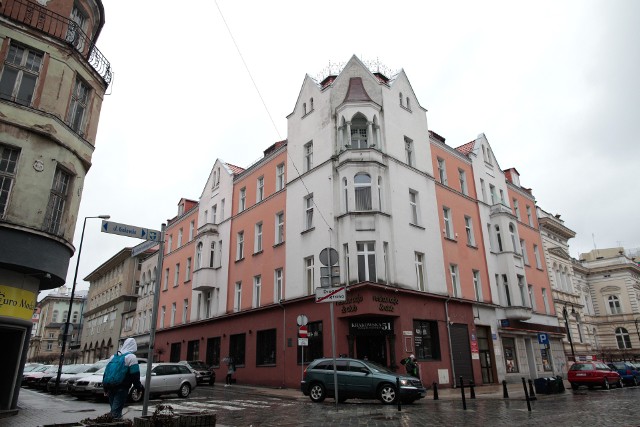 Urząd miasta sprzedał w 2016 roku dwa lokale użytkowe w budynku na rogu ulic Krakowskiej i Damrota. Pomieszczenia na parterze, gdzie działa restauracja, będą jednak należeć do miasta.
