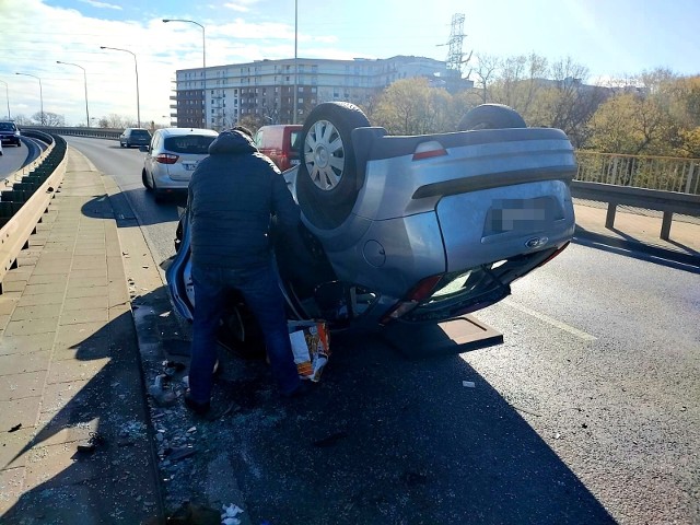 Wypadek na moście Milenijnym - auto na dachu i ogromne korki [ZDJĘCIA]