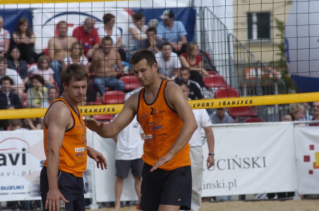 Dominik Witczak (z prawej) w parze z Damianem Lisieckim zdobył tytuł mistrza Polski w siatkówce plażowej w 2008 r.