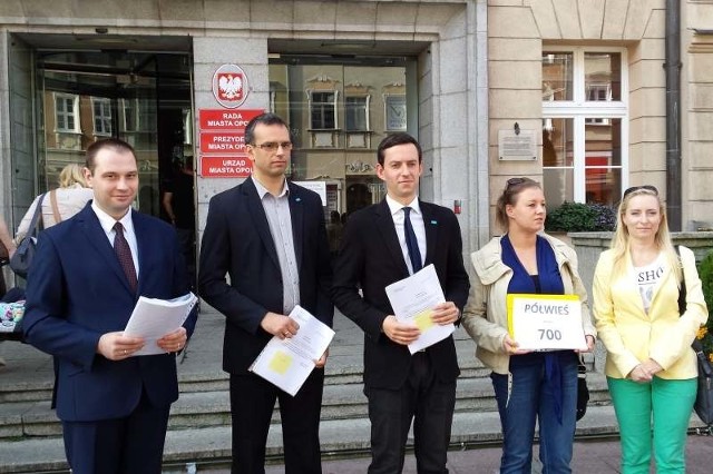 Dziś przed południem petycje w tej sprawie razem z prawie 2,5 tysiącami podpisami, złożono w biurze rady miasta oraz u prezydenta Opola.