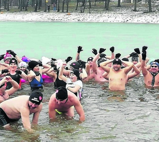 Wielu śmiałków zdecydowało się na kąpiel w lodowatej wodzie.