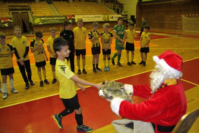 Począwszy od 6 grudnia, przez kolejnych kilka dni poszczególne grupy dziecięce i młodzieżowe Klubu Sportowego Siarka Tarnobrzeg, odwiedzał święty Mikołaj. Oczywiście miał ze sobą prezenty - najmłodszych piłkarzy Siarki obdarowywał sprzętem sportowym (plecakami) oraz paczkami ze słodyczami. Niektórym spotkaniom towarzyszy krótkie treningi i prezentacje, w ten sposób Mikołaj sprawdzał, czy adepci piłkarskiego rzemiosła zasłużyli na prezenty. Wszyscy zdali egzamin. Na kolejnych slajdach zdjęcia z jednego ze spotkań.PRZESUŃ GESTEM LUB STRZAŁKĄ >>>