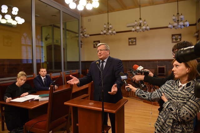 - Nie odebrałem tego jako chęci porozmawiania ze mną - mówił wczoraj w sądzie w Toruniu były prezydent Bronisław Komorowski 