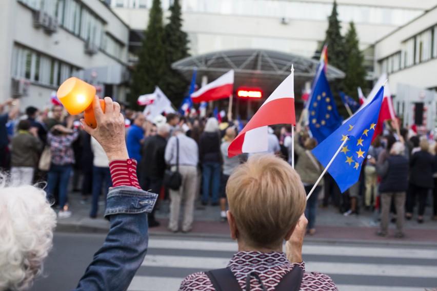 "Europo, nie odpuszczaj!" Protest w obronie sądów w Krakowie