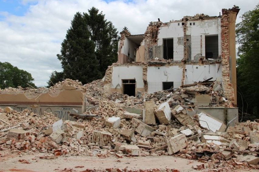 Trwa wyburzanie budynków dawnych koszar w Tczewie [WIDEO,ZDJĘCIA]