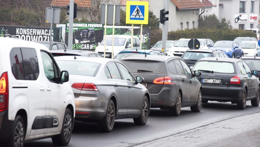 Korki w mieście mogą być przykrą niespodzianką. Sprawdź,...