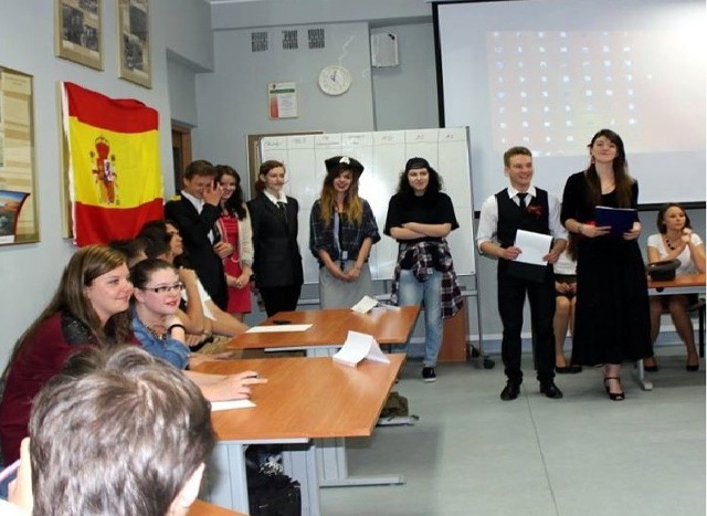 Na atrakcje Dnia Hiszpańskiego (zdjęcie z lewej)  licealiści zapraszają młodszych kolegów z opolskich gimnazjów. Zainteresowanie językiem pobudzają m.in. konkursy. Pokaz mody paryskiej (z prawej) zorganizowano z okazji Dnia Francuskiego.