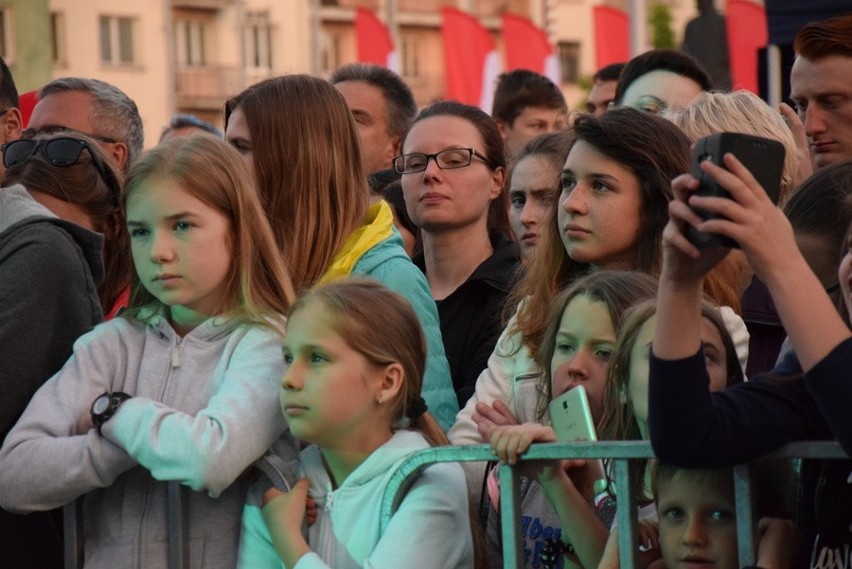 Częstochowa: Natalia Nykiel wystąpiła na dachu autobusu Red...