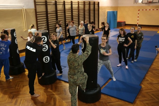 Komenda Powiatowa Policji w Inowrocławiu wspólnie z Inowrocławskim Klubem Sportowym Karate zorganizowały zajęcia z samoobrony. Zajęcia poprowadził instruktor samoobrony Pan Mariusz Kaczmarek, prezes Inowrocławskiego Klubu Karate, na co dzień Strażnik Miejski w Inowrocławiu oraz asp. sztab.  Łukasz Gwizdalski z inowrocławskiej policji, instruktor technik i taktyk interwencji, samoobrony, karate. W inicjatywie zaangażowani zostali także uczniowie klas mundurowych z Zespołu Szkół Ponadgimnazjalnych im. Łokietka w Inowrocławiu oraz Zespołu Szkół Ponadgimnazjalnych nr 1 im. Jana Pawła II w Inowrocławiu. - Uczestniczki miały okazję poznać podstawowe chwyty samoobrony. Dowiedziały się też, że aktywność fizyczna pozwala uwierzyć we własne możliwości i pokonywać słabości - relacjonuje asp. szt. Izabella Drobniecka z inowrocławskiej policji. Przy okazji spotkania była również mowa o służbie w policji, o rekrutacji do której zachęcały asp. Izabela Lewicka Woszczak i mł.asp. Anna Grecman. Na zakończenie panie otrzymały niespodzianki w postaci elementów odblaskowych oraz długopisów. Za pomoc w organizacje przedsięwzięcia policjanci dziękują panu Henrykowi Domagała.Flash Info odcinek 4 - najważniejsze informacje z Kujaw i Pomorza.