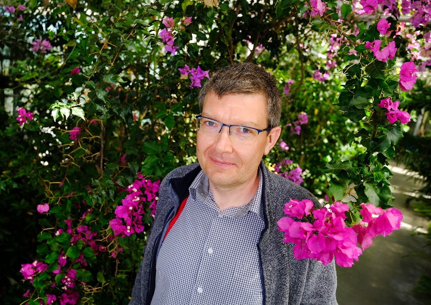 Dr Dariusz Kamiński w ogrodzie dydaktycznym UMK