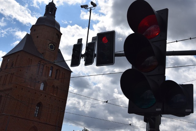 Nie wszyscy piesi mają cierpliwość, by wystać na czerwonym, gdy na czerwonym stoją też samochody.