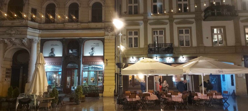 Gdzie "na piwo" w Łodzi? Oto puby i restauracje na reprezentacyjnej ul. Piotrkowskiej. Jest sporo nowych lokali PRZEGLĄD