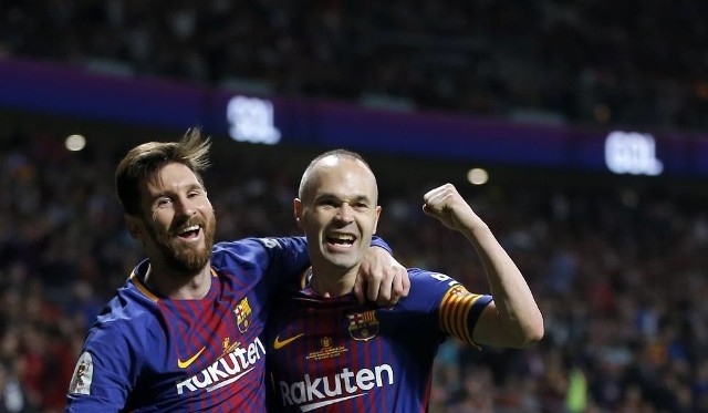 Lionel Messi (z lewej) i Andres Iniesta