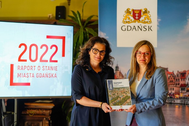 Prezydent Aleksandra Dulkiewicz przekazała „Raport o stanie Miasta Gdańska za 2022 rok” przewodniczącej Rady Miasta Gdańska Agnieszce Owczarczak