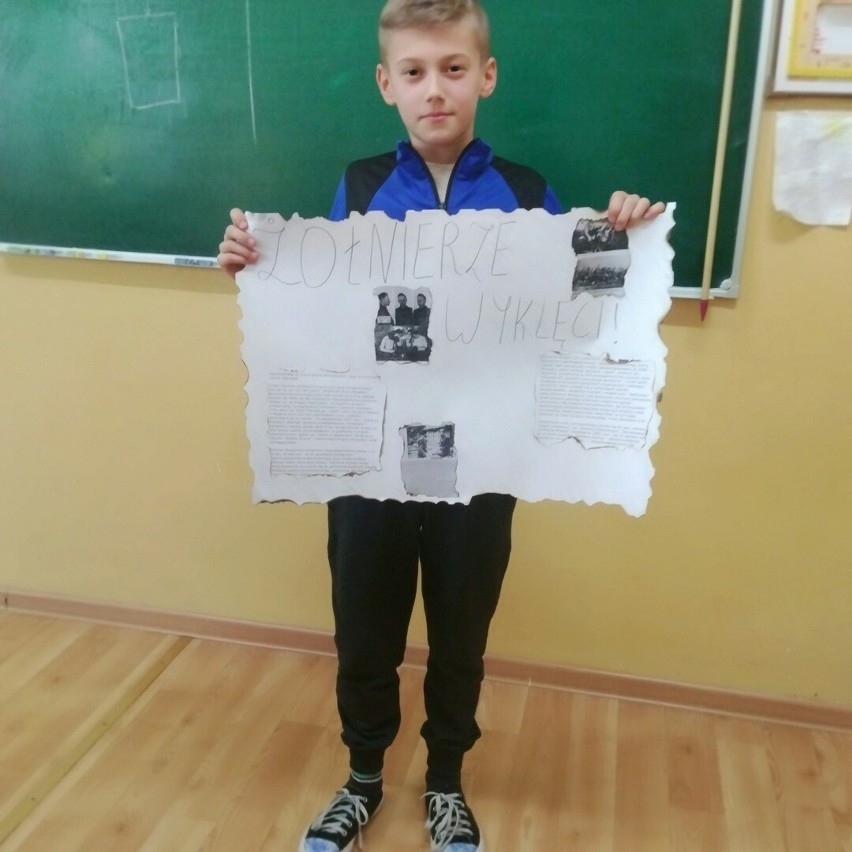 Dzieci wykonały plakaty o historii Żołnierzy Wyklętych.