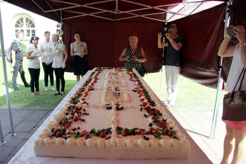 Wspólne zdjęcie i tort na zakończenie Światowego Zjazdu Absolwentów KUL (ZDJĘCIA)